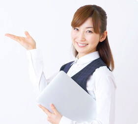 片腕を持ち上げる女性スタッフ